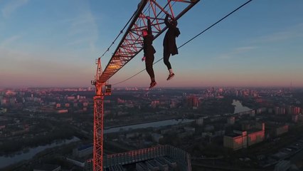 Deux russes se suspendent à une grue à 373m du sol sans sécurité