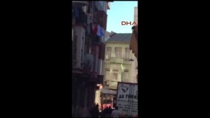 Çifte Silahlı Adam Çıktığı Balkondan Para Saçıyor