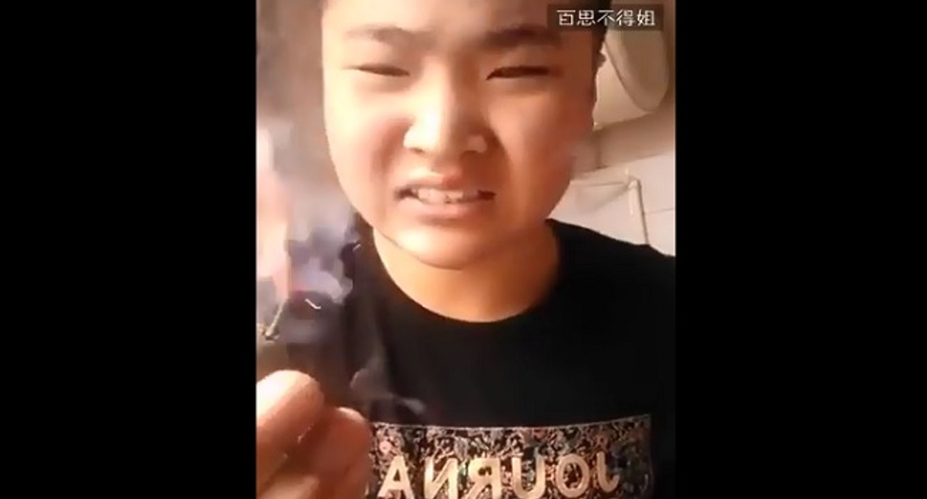 Un jeune met un pétard dans sa bouche