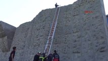 Kocaeli Tırmanma Duvarından İnemeyen Suriyeli Genç İtfaiye Ekiplerince İndirildi