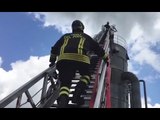 Cerbaia (FI) - Fiamme in silos di trucioli di legno (27.04.16)