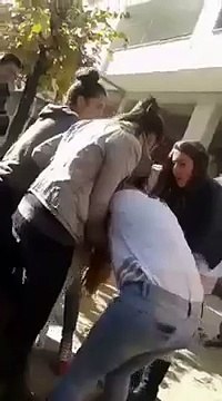 Vajzat sherr për flokësh, s’ka burrë nënë që t’i ndajë