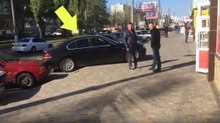 Mulher + BMW + marcha atrás  = Uma combinação SUPER perigosa