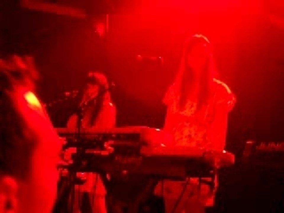 Au Revoir Simone @ Paris (Trabendo) A Violent Yet... 1/2