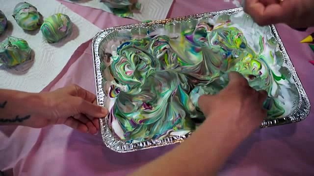 Trik Za Farbanje Jaja Penom Za Brijanje Zaludeo Je Milione.....Pogledajte Video i Pokusajte i Vi Ako Vam Se Dopadne