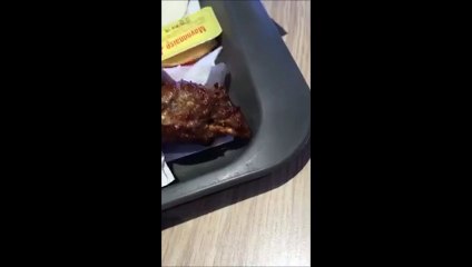 Il trouve une tête de poulet dans un paquet de Chicken Wings chez Quick !