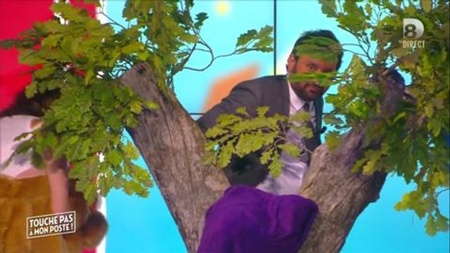 TPMP : Evelyne Thomas embrasse les fesses de Cyril Hanouna