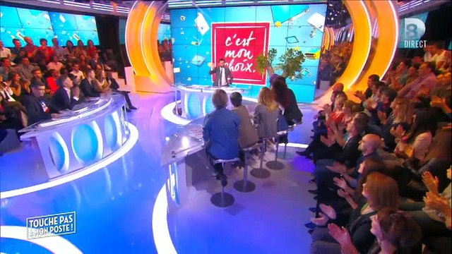 Evelyne Thomas embrasse les fesses de Cyril Hanouna en direct sur D8 - Regardez