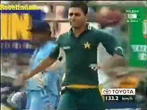 See How Wasim Akram Praising Abdul Razzaq On Sachin Tendulkar Wicket