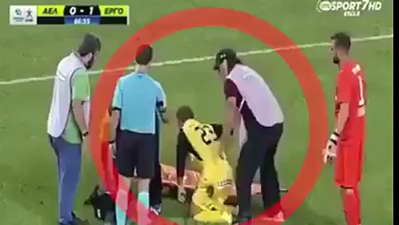 Hahahahah...... injured Players Vs Stretchers