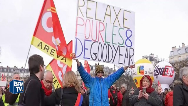 Cet homme à la pancarte devenu l'icône des manifestations