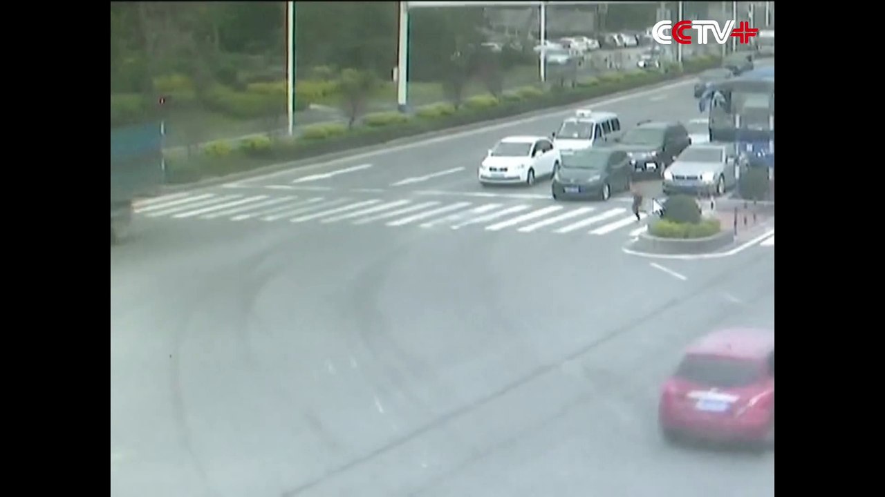 Cette femme se fait renverser par deux voitures d'un coup en chine !