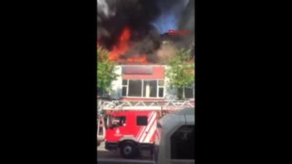 Beyoğlu'nda Kafenin Çatısı Alev Alev Yandı