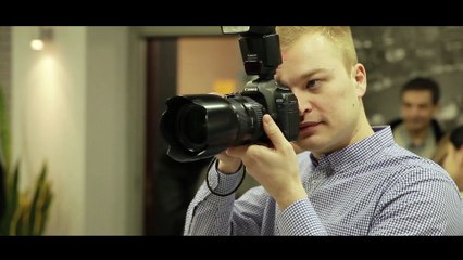 Video herunterladen: Супер-идея для поднятия настроения - тематическая фотосессия в Бизнес-центр «Смольная 24»