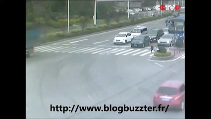 Une piétonne se fait renverser par 2 véhicules !