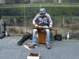 A lui tout seul il joue comme un groupe de plusieurs musiciens