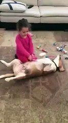 Une petite fille joue au docteur avec son chien. Aller, sur le billard