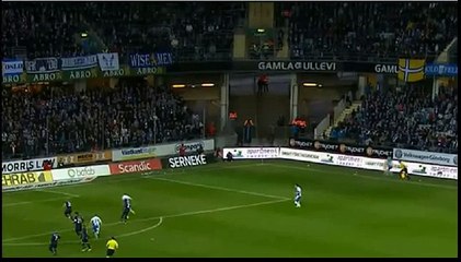 Un footballeur suédois se sert du poteau de corner comme javelot contre des supporters
