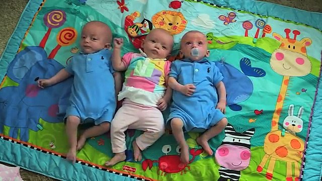 Elle accouche de quadruplés, quand le docteur regarde les bébés, il est sans mot!