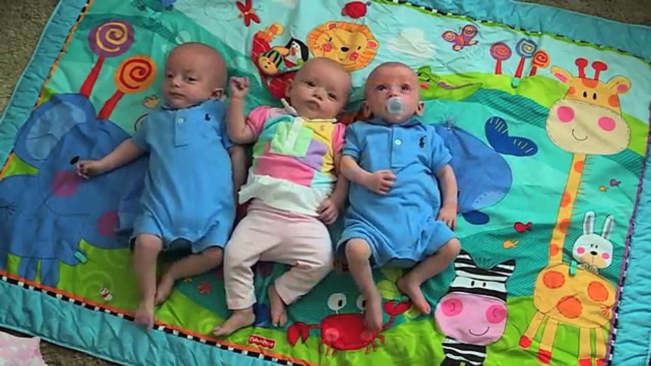 Elle accouche de quadruplés, quand le docteur regarde les bébés, il est sans mot!