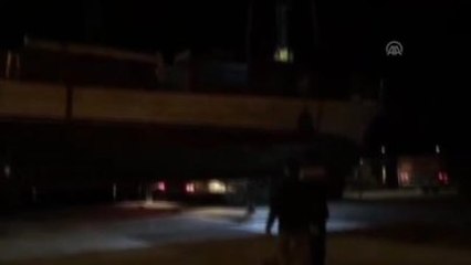 Tıra Yüklenmek İstenen Yolcu Teknesi Vinçten Düştü