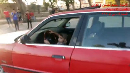 Un enfant âgé de 3 ans drift au volant d'une BMW