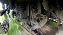 Un essieu de train filmé à 100km/h sur de vieux rails