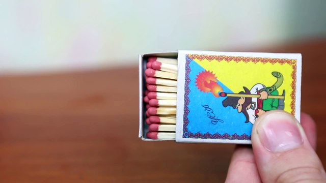 Comment allumer des allumettes entre elles sans le paquet ?