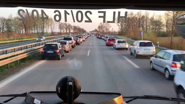 Voitures rangées sur l'autoroute pour laisser passer les secours en Allemagne