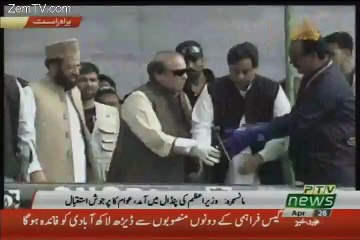 You Will Laugh After Watching PM Nawaz Sharif Doing Welding