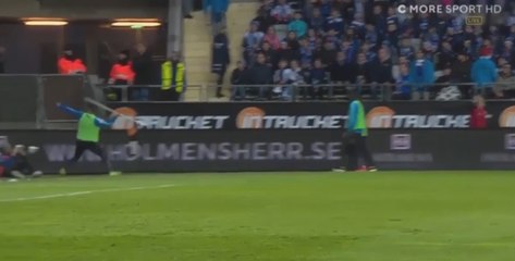 Victime d’une bombe agricole venue des tribunes, un joueur se venge immédiatement ! (vidéo)