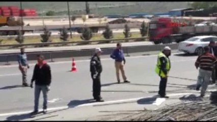 Kocaeli - Tır'dan Yola Dökülen Demirler Kazaya Neden Oldu: 1 Yaralı