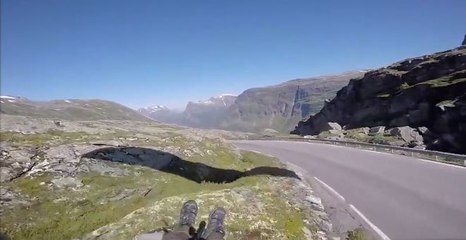 Il fait une terrible chute en parapente et s’en sort miraculeusement indemne (vidéo)