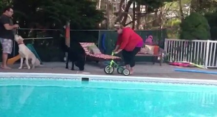 Une maman s'amuse avec le tricycle de son enfant