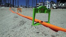 Un impressionnant circuit Hot Wheels instalé sur la plage