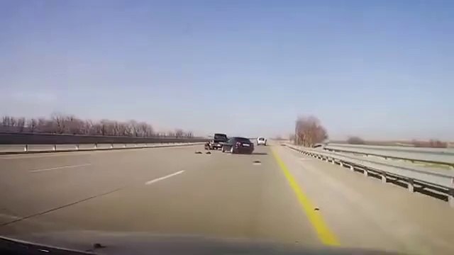 Ce débile change sa roue en pleine voie centrale et c'est le drame.