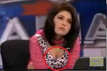 فضا خان اپنے خوبصورت جسم کی نمائش  کرتے ہوئے