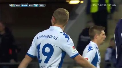 Un footballeur lance le poteau de corner sur les supporters