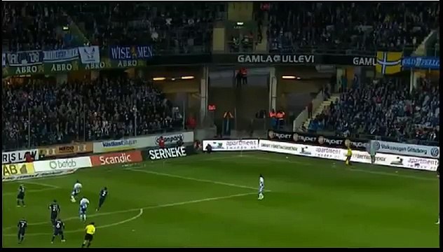 Sana lance le poteau de corner sur les supporters