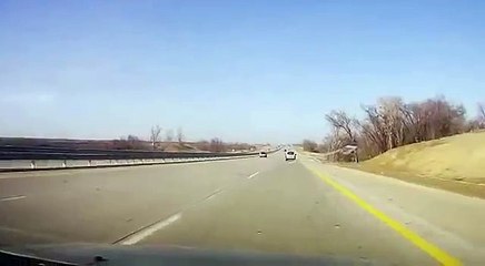 Changer une roue sur la voie centrale d'une autoroute