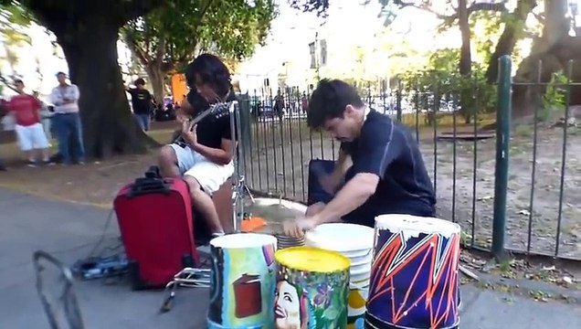 Jovens partem a louça toda ao improvisar um heavy metal na rua com bateria de baldes