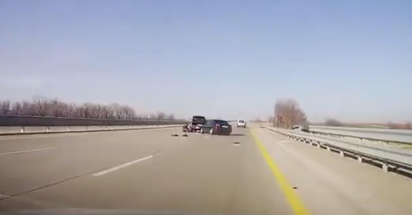 Voilà pourquoi il ne faut pas changer une roue au milieu de l'autoroute !