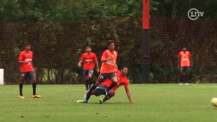 Há mais de um ano sem jogar, Nixon leva 'chega pra lá' em treino do Fla