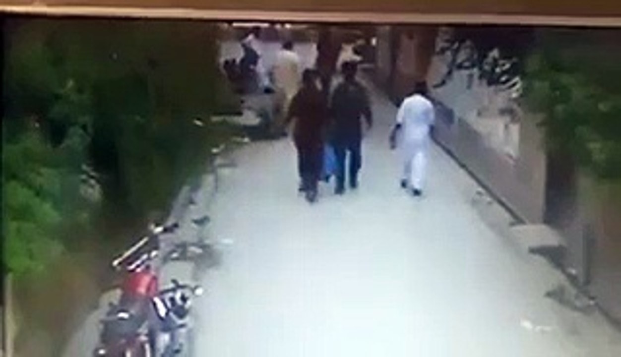 Suicidee Bombeer nay Ajeeb harqat ki phir Phataaa -