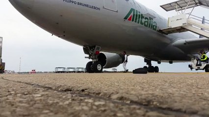 Come fa retromarcia un aereo- La procedura si chiama pushback e viene operata...