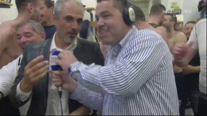 Οι παίκτες του ΠΑΟΚ λούζουν τον Γιάννη Καλμαζίδη