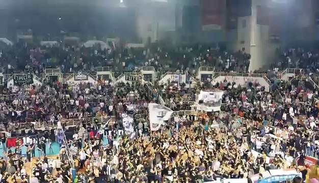 Οπαδοί του ΠΑΟΚ πανηγυρίζουν με τους παίκτες της ομάδας