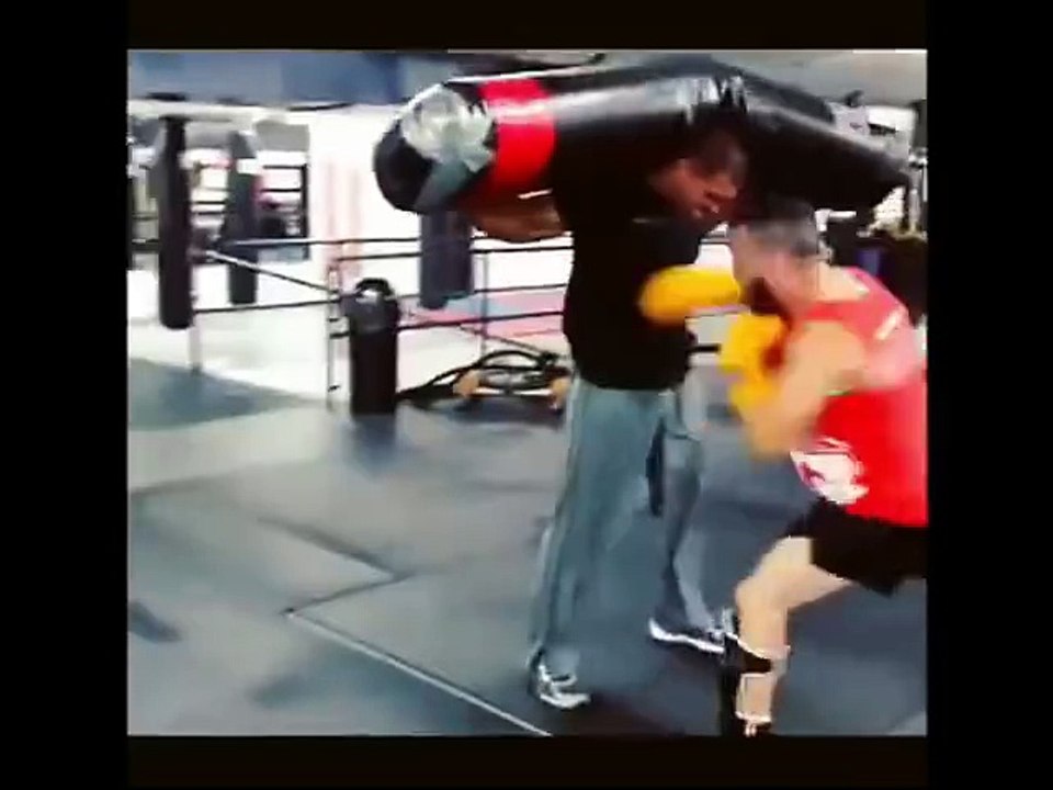 Ce mec est une vraie machine, il a un entraînement physique de malade!!!
