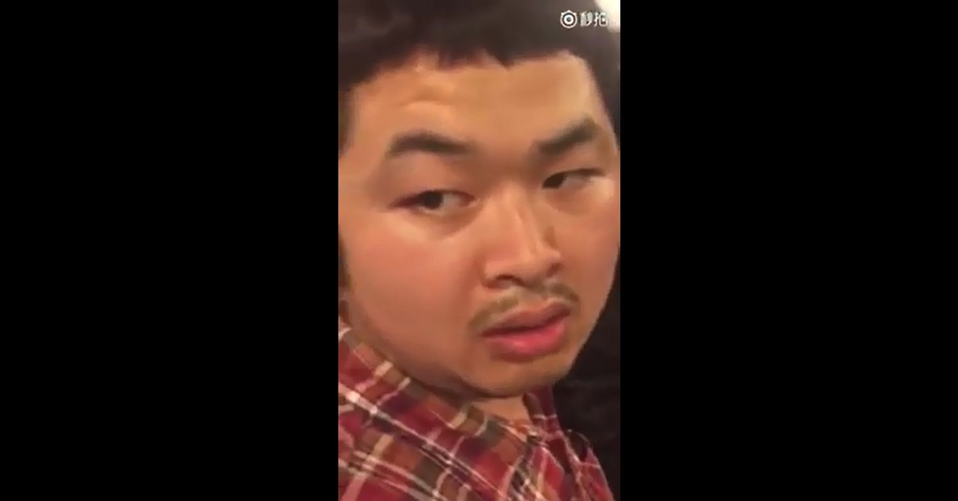 Girl in Nanjing Confronted the Man Snapping Pictures Up Her Skirt on Subway