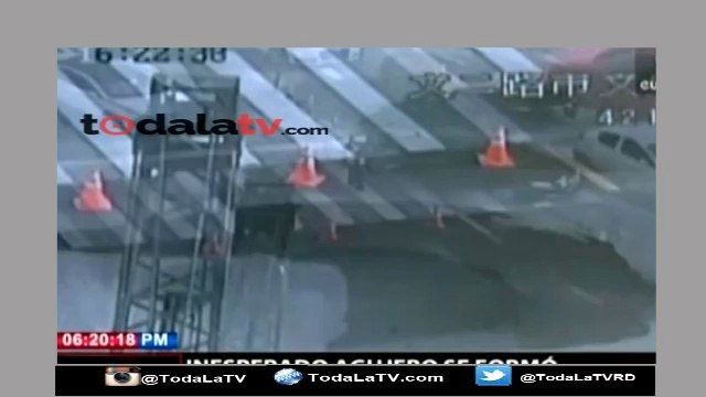 INESPERADO AGUJERO SE FORMÓ EN UNA CALLE DE CHINA MIENTRAS VEHÍCULOS TRANSITABAN-MÁS QUE NOTICIAS-VIDEO